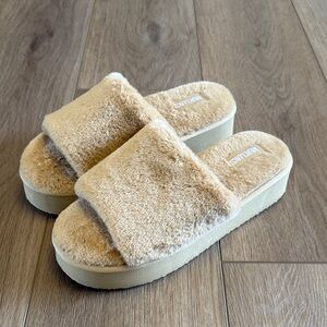 Muk Luks Kirstey Comfy Slide Platform Slipper In Irish Cream size 7/8